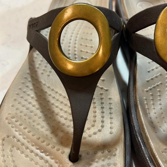 Crocs Sandals Women's Sanrah Gold Beveled Circle Casual Flip Flops Size 9 - Picture 6 of 13